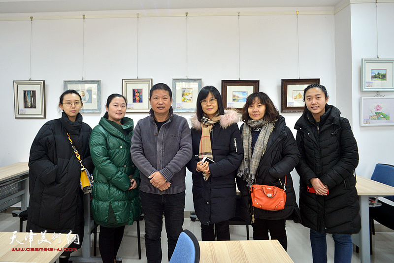 魏瑞江与部分参展教师在画展现场。