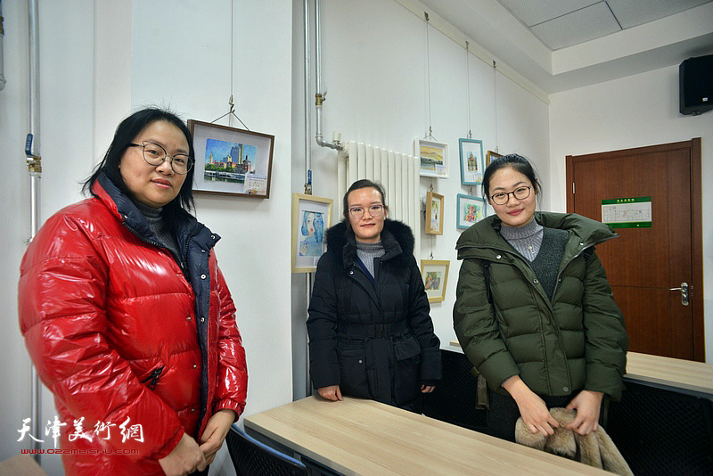 张源锦、赵丹擎等参展教师在画展现场。