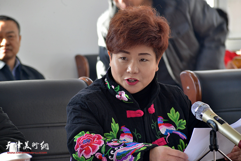 翁芳芳欢迎天津市美术家走基层送文化。
