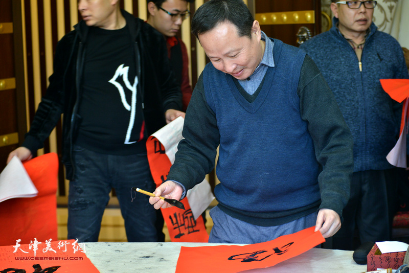 张立涛在活动现场写福字。