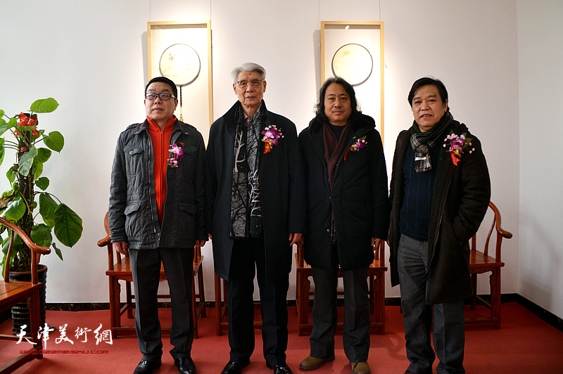杨德树与贾广健、李耀春、张维在画展现场。