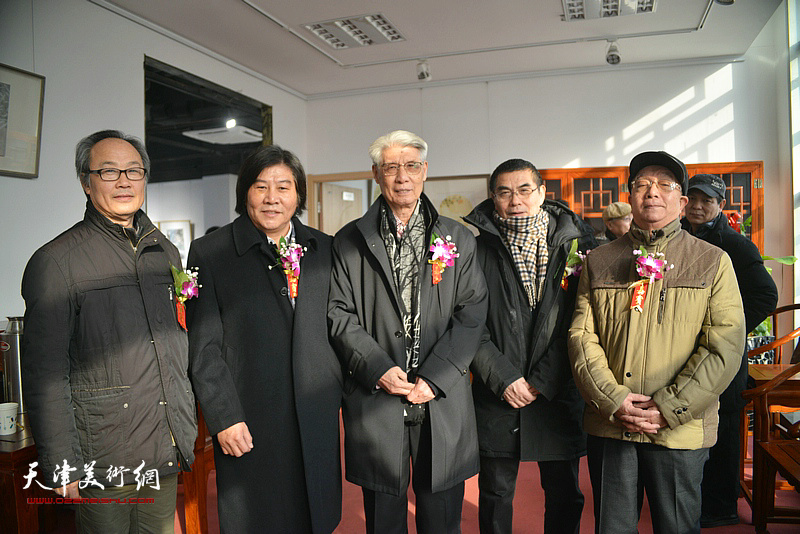 杨德树与杨佩璋、陈福春、彭连熙、高学年在画展现场。