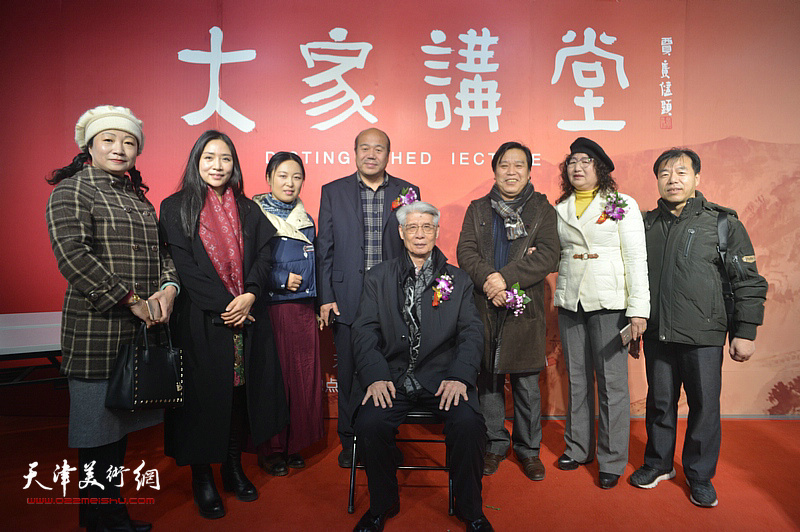 杨德树与李耀春、孟庆占、于栋华、王宏志、王霭馨、王紫萱在画展现场。