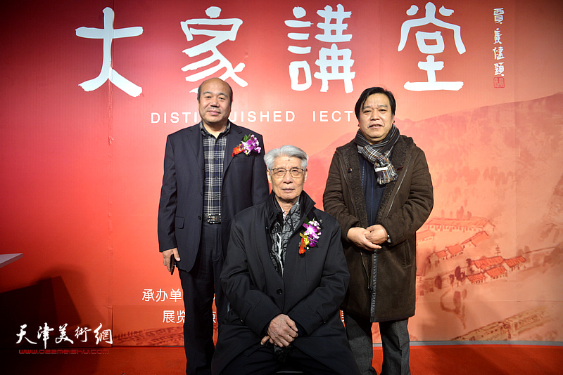 杨德树与李耀春、孟庆占在画展现场。