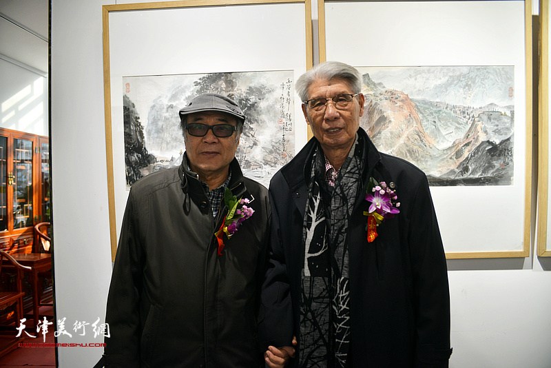 杨德树与郭书仁在画展现场。