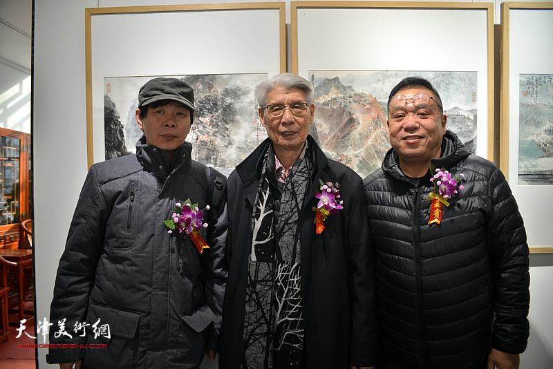 杨德树与于洪江、李伟在画展现场。