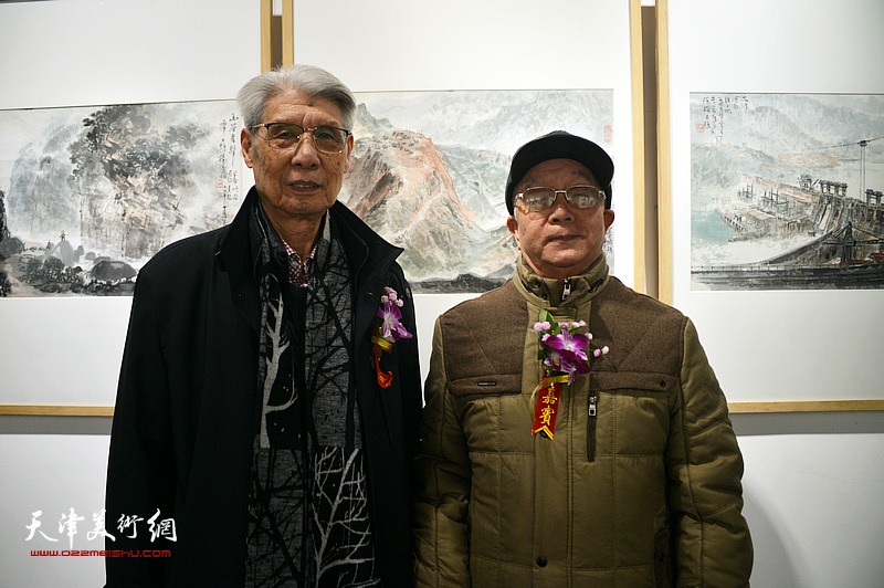 杨德树与彭连熙在画展现场。