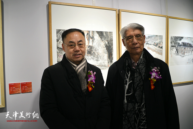 杨德树与李新禹在画展现场。
