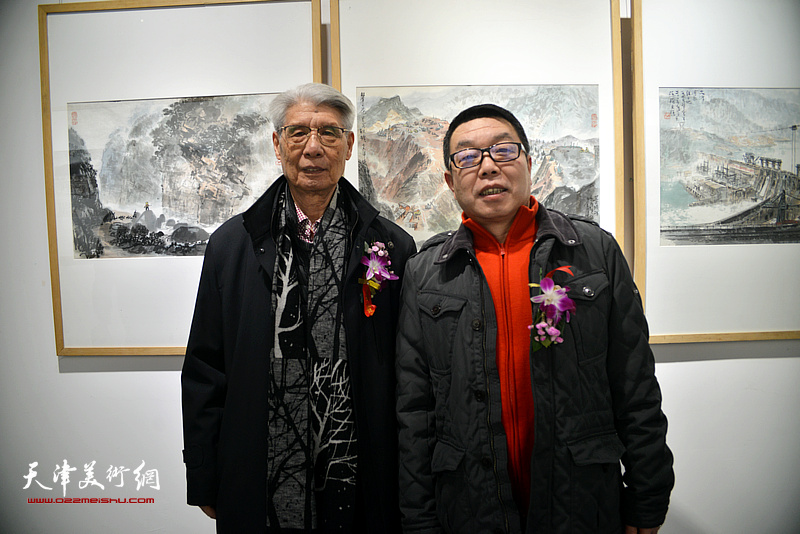 杨德树与张维在画展现场。