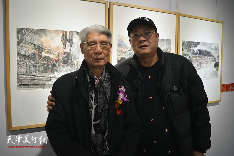 杨德树与孙学武在画展现场。