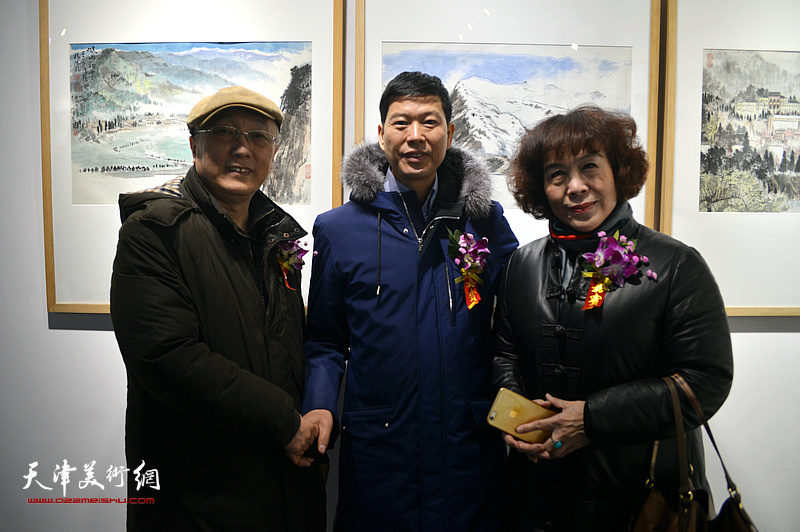 何东、史玉、陈旺生在画展现场。