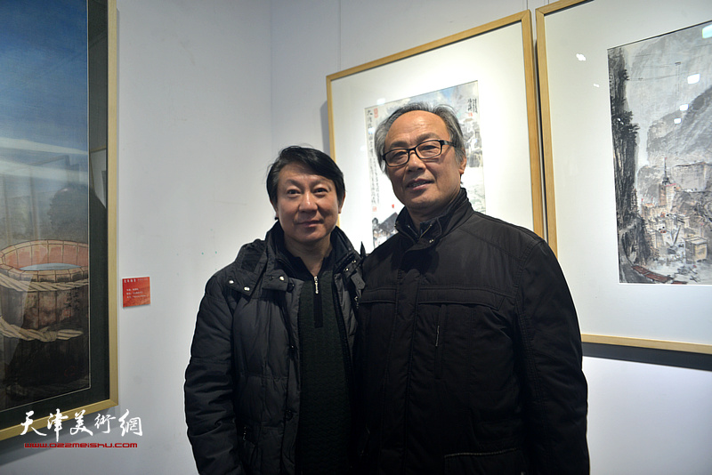 陈福春、主云龙在画展现场。