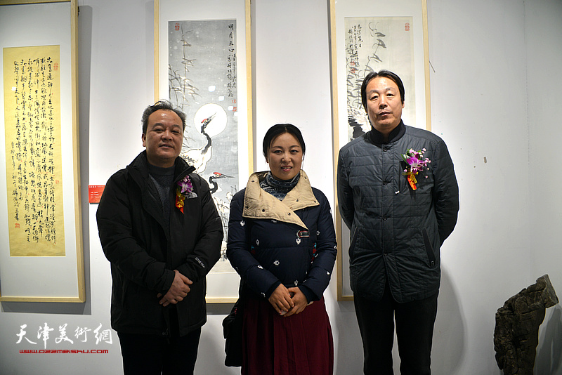 孔宪江、于栋华、蒋海云在画展现场。