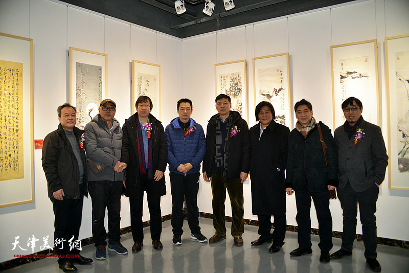 左起：蒋海云、高博、路洪明、周午生、张福有、高学年、王爱宗、张枕石在画展现场。