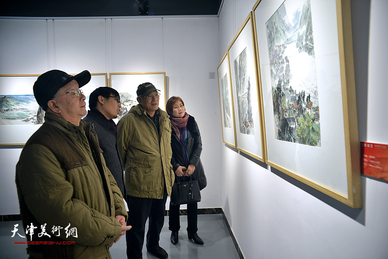 何延喆、彭连熙、李澜、张枕石在画展现场观看画作。