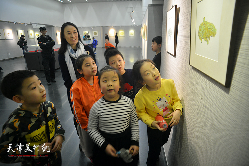 肖爱华在画展现场为小朋友们讲解作品。