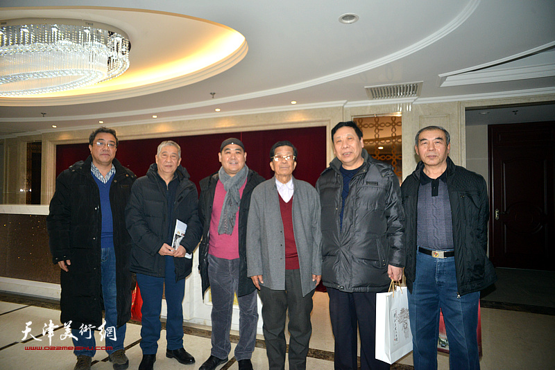 杜明岑与刘忠荣、王少玉、刘绍斌、杨利民在画展现场。