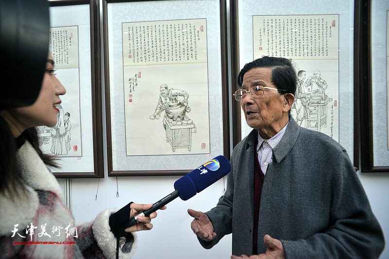 杜明岑在画展现场接受媒体采访。