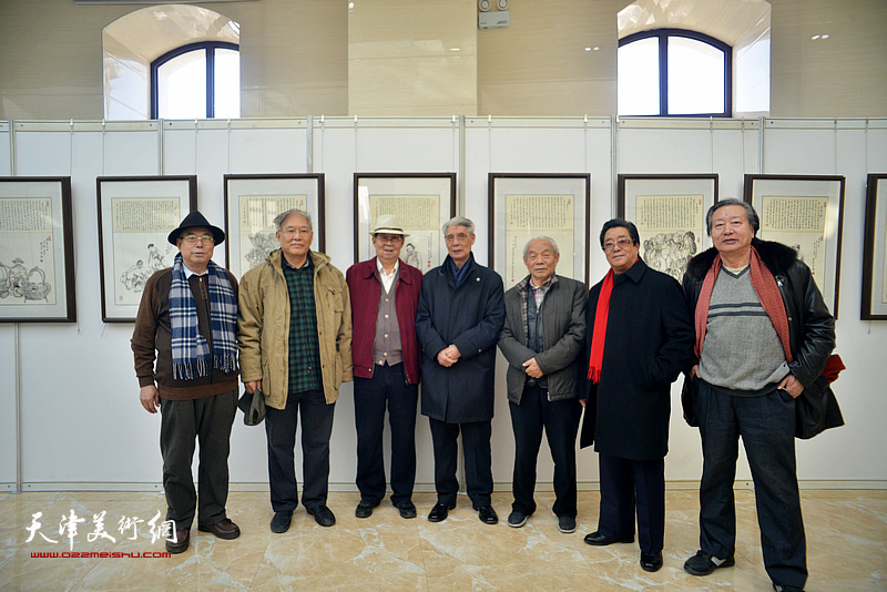 左起：王义常、何延喆、郭永元、杨德树、纪振民、曲学真、刘家城在画展现场。