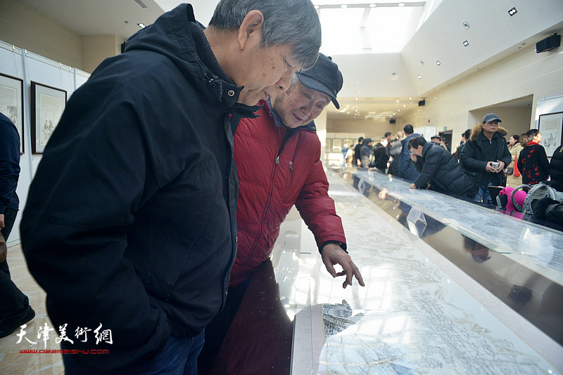 张礼军在画展现场观赏长卷《赶大营风云录》