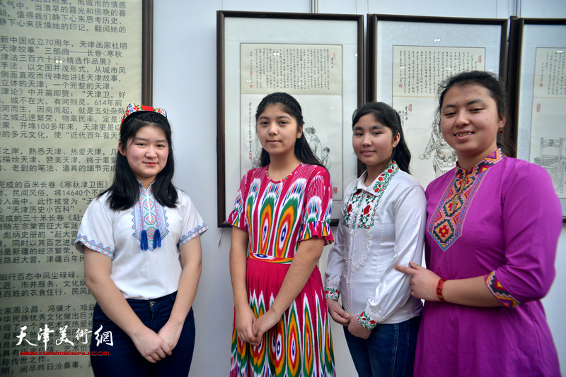 在津就学的新疆和田内高班的学生在画展现场。