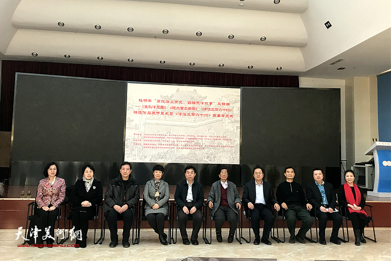 中共河东区委书记李建成，河东区政协主席刘树增，河东区委常委、宣传部长李国忠，河东区政协副主席袁昆，河东区委宣传部副部长、区新闻中心党支部书记、主任王存召开幕当天下午来到展地观看了展览。