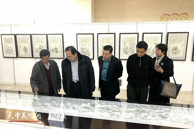 杜明岑陪同李建成、刘树增等观看展品。