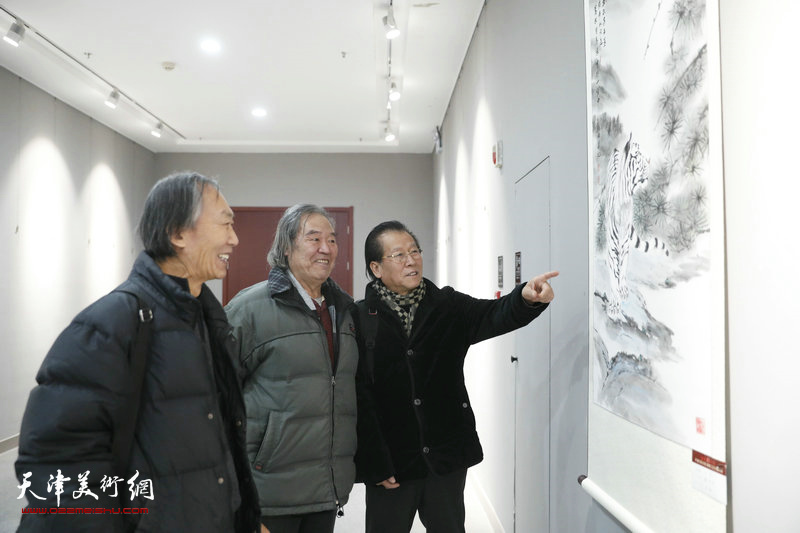 王佩翔、吕宝珠在展览现场观赏展出的画作。