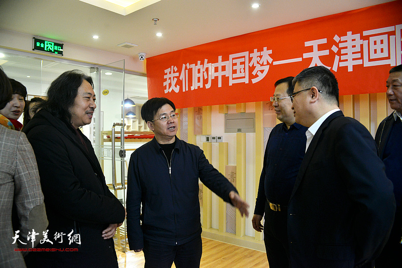 贾广健、李桂强与中北镇党委书张宝梁、副书记林佐维在活动现场交流。