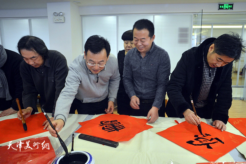 张桂元、王爱忠、樊杰颖在活动现场为村民写福字。