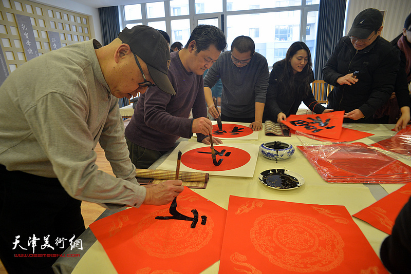 高博、白鹏在活动现场为村民写福字。