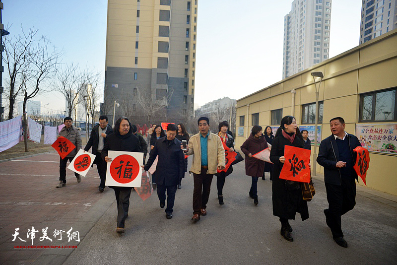 天津画院的画家们入户送“福”。