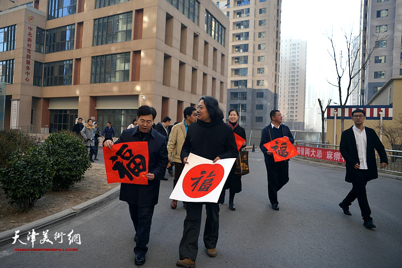 天津画院的画家们入户送“福”。