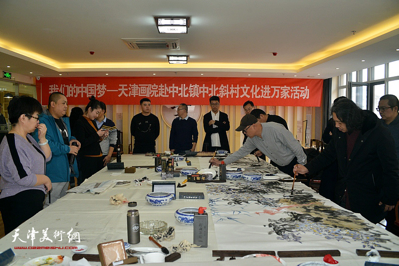 天津画院的画家们在活动现场创作。