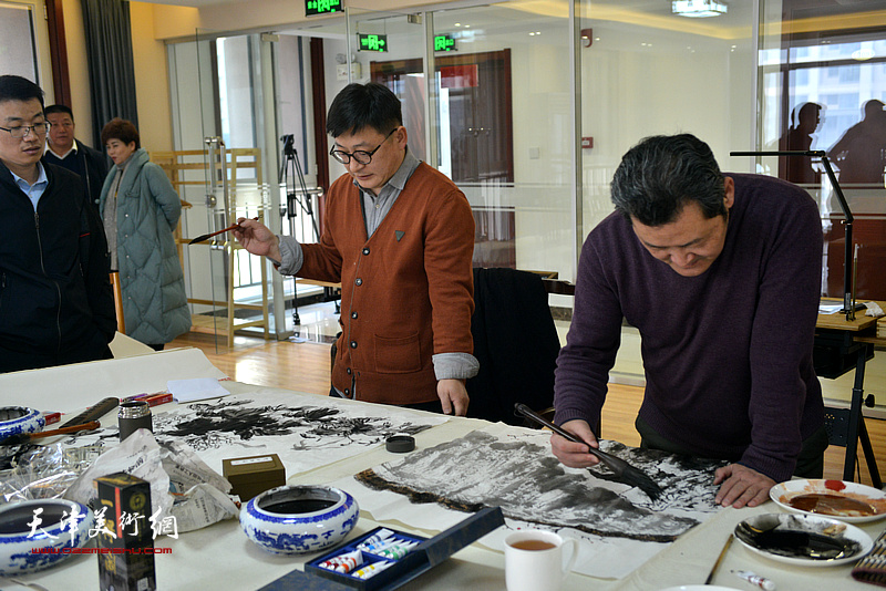 白鹏、孙飞在活动现场创作。