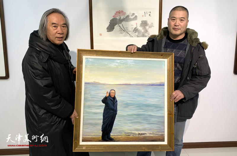 霍春阳、李金玺与写实油画《海边漫步》