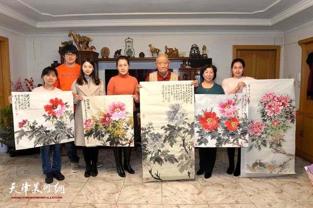 张锡武和家人在一起