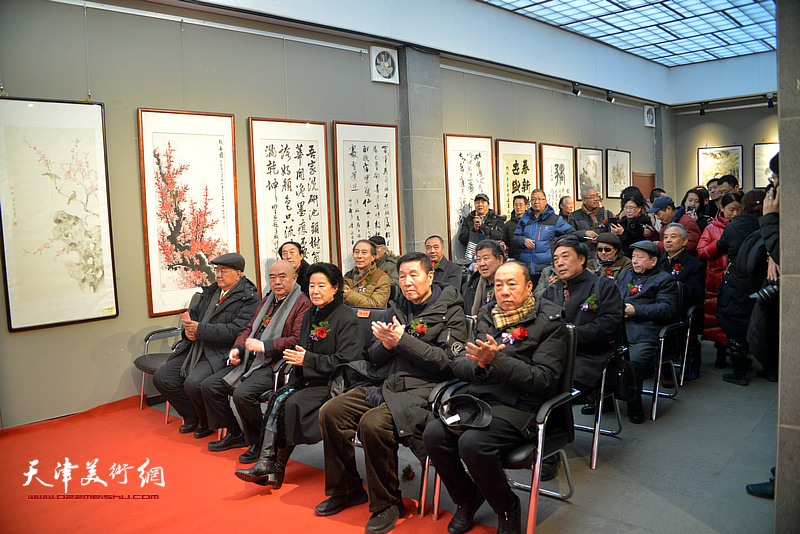 “中国第十二届生肖画及国画优秀作品大展—祥猪报春”1月26日在鸿春艺术馆开幕。