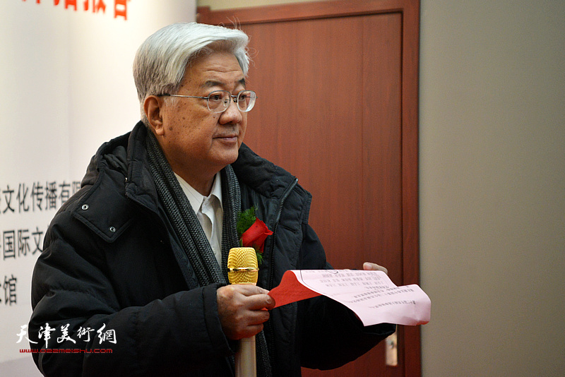 天津市书画艺术研究会名誉会长曹柏崑先生宣布“中国第十二届生肖画及国画优秀作品展—祥猪报春作品展参展获奖名单。