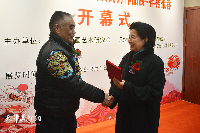 曹秀荣女士为支持书画事业发展的爱心企业颁发捐赠证书。
