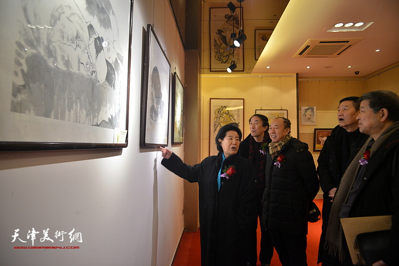 曹秀荣、张金方、王学书、崔志强、李岳林在观看展出的作品。