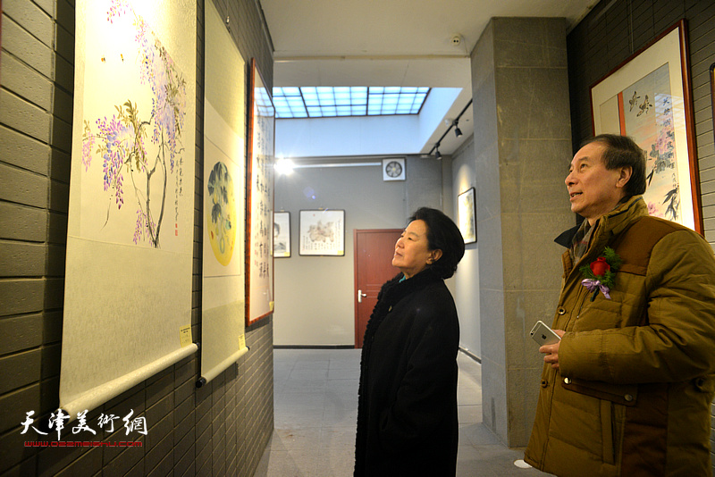 曹秀荣、马竞在观看展出的作品。