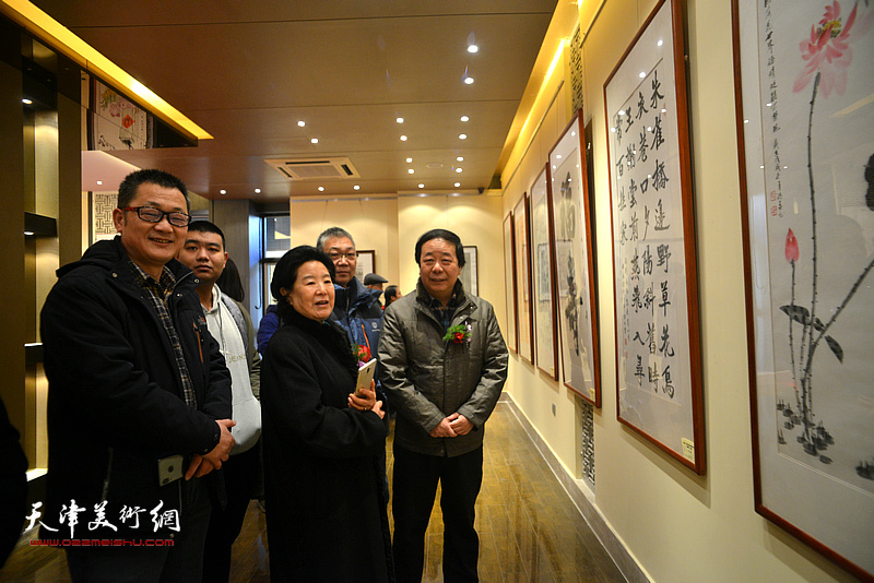 曹秀荣、赵寅等在观看展出的作品。