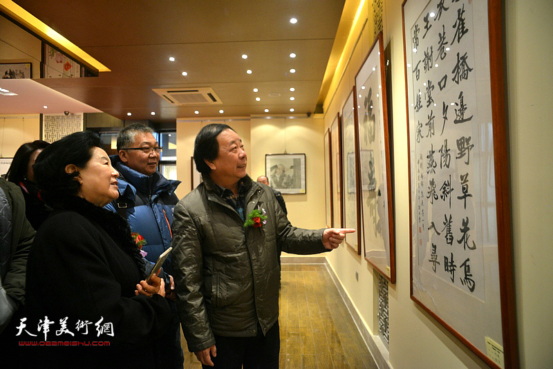 曹秀荣、赵寅等在观看展出的作品。