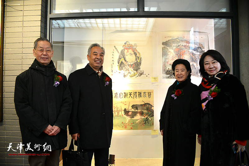曹秀荣、刘建华、马凤柏在展览现场。