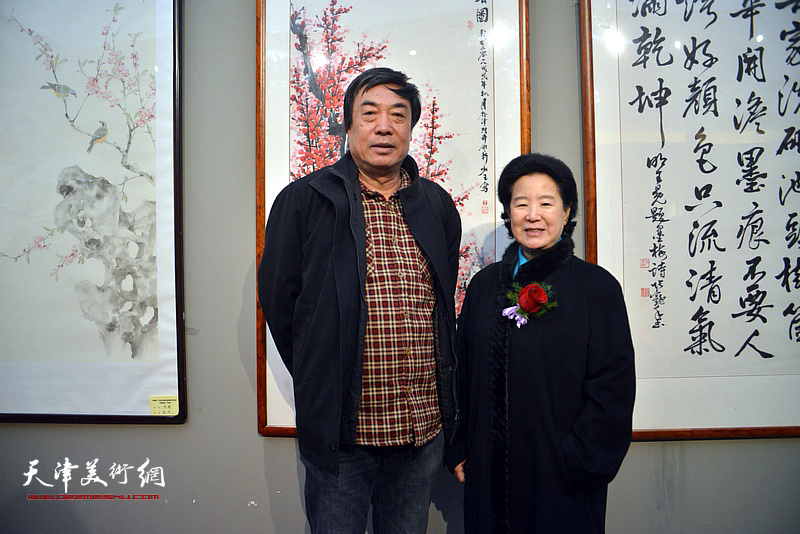 曹秀荣、杜晓光在展览现场。