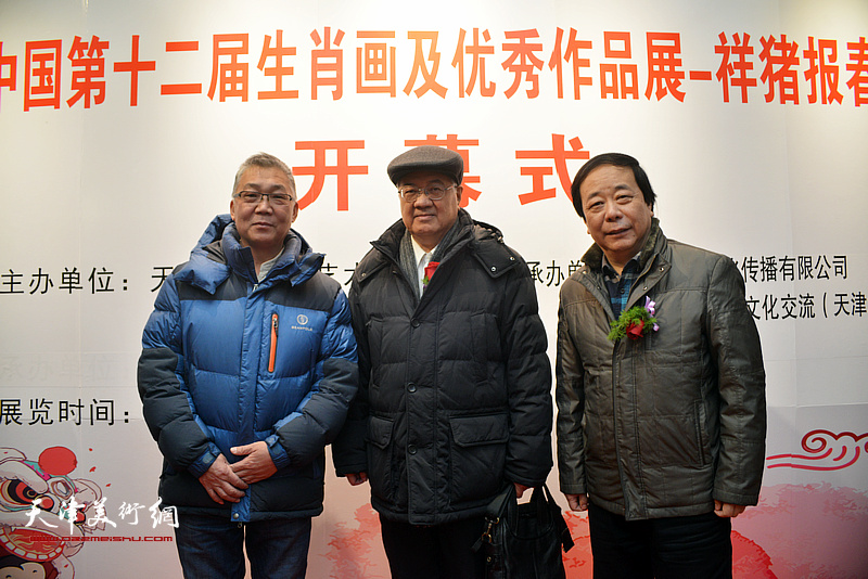 左起：赵炳刚、曹柏崑、赵寅在展览现场。