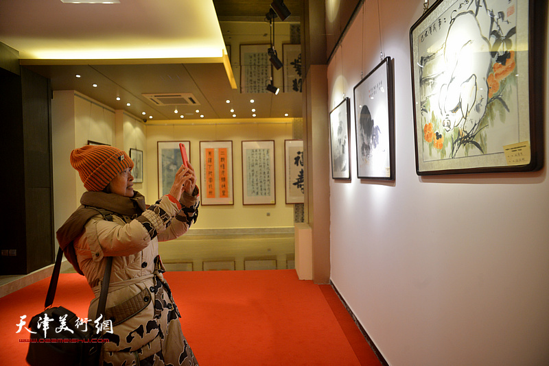 “中国第十二届生肖画及国画优秀作品大展—祥猪报春”现场。