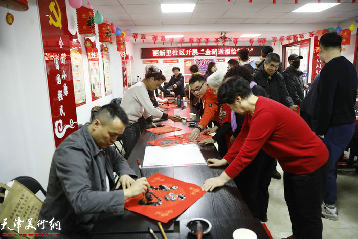 “我们的中国梦迎新春系列活动——送书画进万家”第一场：走进东丽区丰年村街丽新里社区。