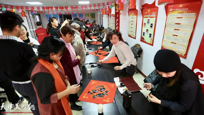 “我们的中国梦迎新春系列活动——送书画进万家”第一场：走进东丽区丰年村街丽新里社区。